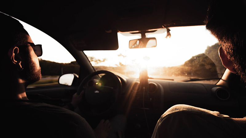 LAST VAN DE LAAGSTAANDE ZON TIJDENS HET RIJDEN?